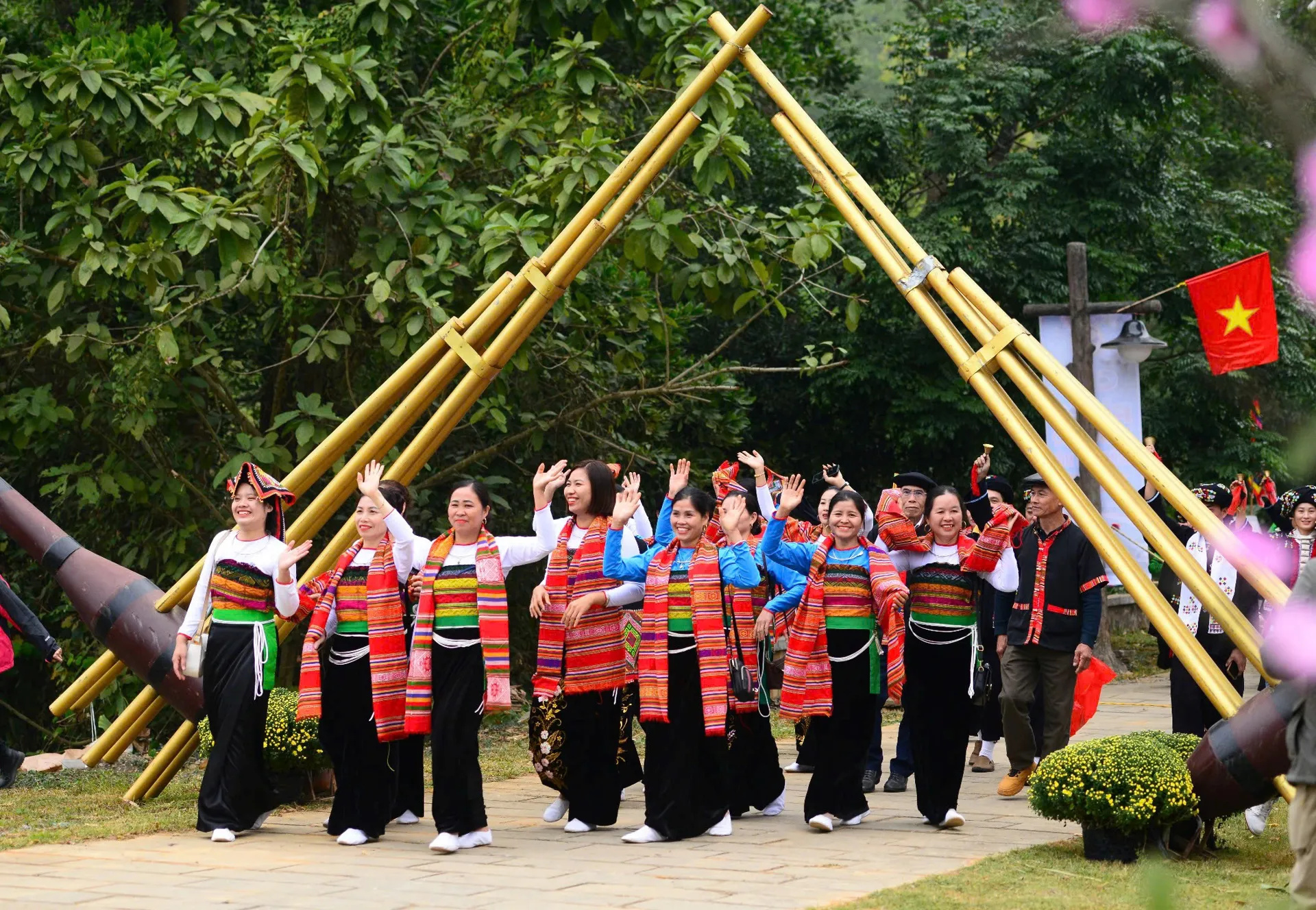 Từ 1/7, Hà Nội chính thức quản lý Làng Văn hóa - Du lịch các dân tộc Việt Nam- Ảnh 1.