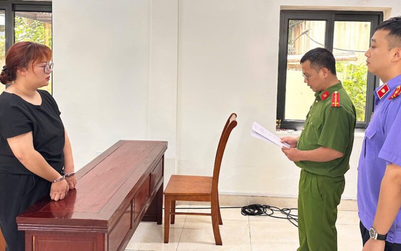 ‘Nữ quái’ sinh năm 2002 mang dao vào quán trà sữa chém người