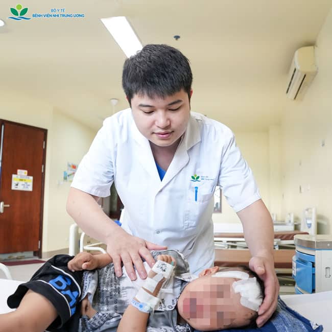 6 tháng sau khi bị chó nhà cắn, trẻ 14 tuổi mắc bệnh dại, tính mạng nguy kịch- Ảnh 1.