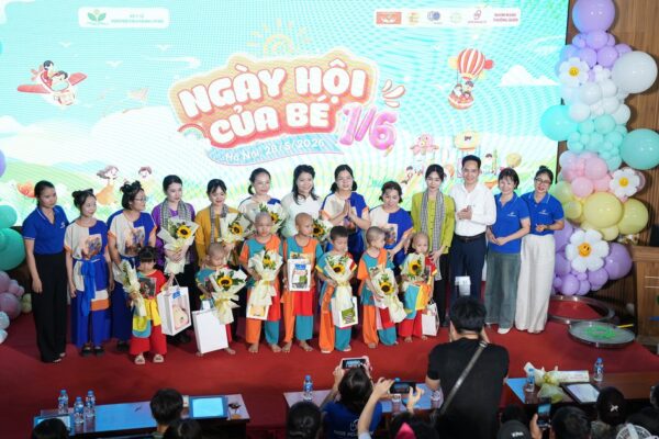 Mang Tết Thiếu nhi đủ đầy đến với những em nhỏ đang điều trị trong bệnh viện