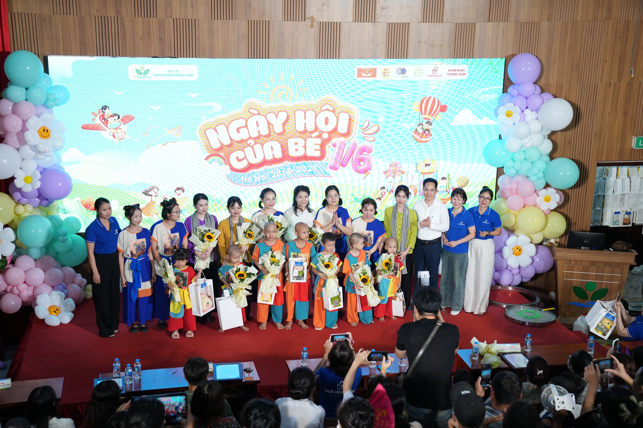 nch09096-1780125130999773730284 Mang Tết Thiếu nhi đủ đầy đến với những em nhỏ đang điều trị trong bệnh viện- Ảnh 3.
