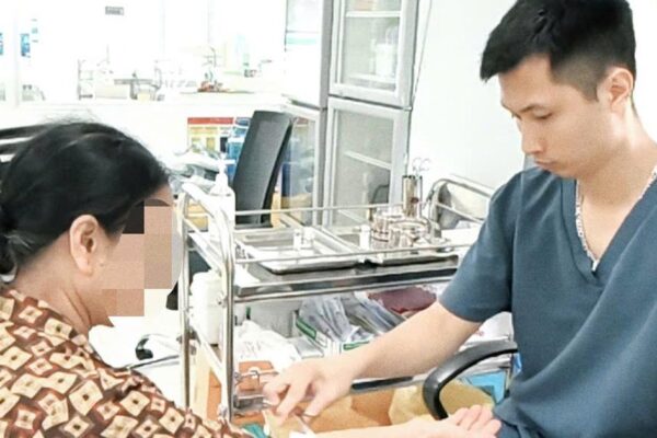 Mèo con cắn chủ rồi chết, chủ nuôi mới chịu đi tiêm phòng dại