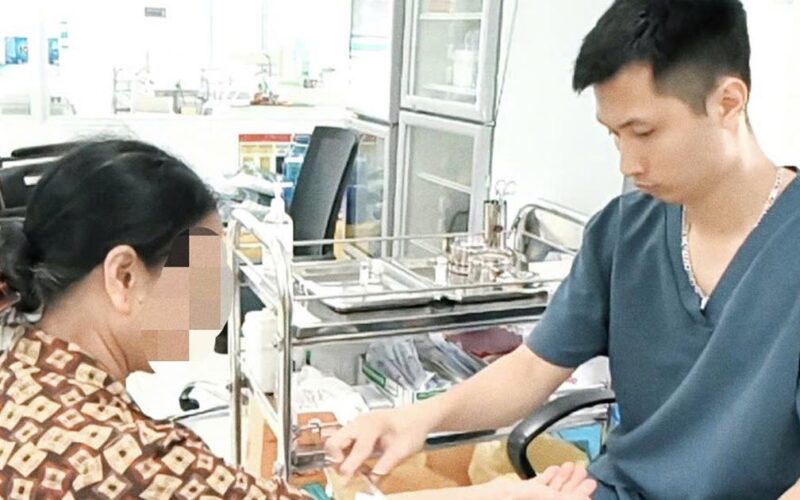 Mèo con cắn chủ rồi chết, chủ nuôi mới chịu đi tiêm phòng dại