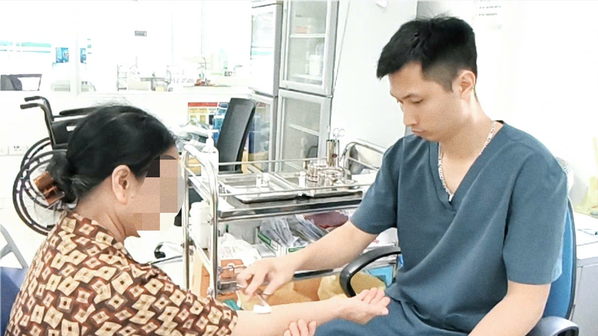 Mèo con cắn chủ rồi chết, chủ nuôi mới chịu đi tiêm phòng dại- Ảnh 3.