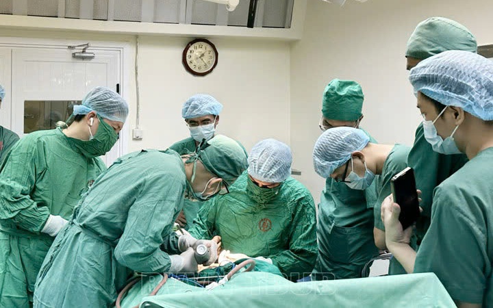 Nghịch dại đấm tay vào kính, bé trai 12 tuổi bị đứt mạch máu, gân cơ và thần kinh- Ảnh 2.
