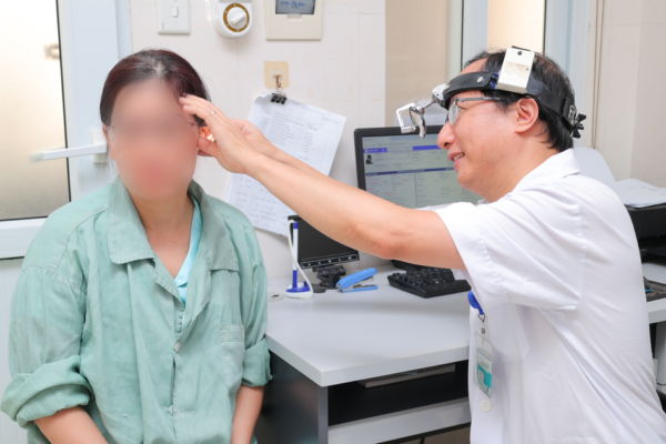 Người phụ nữ nghe kém suốt 2 năm, nguy cơ điếc nặng, bác sĩ phát hiện bị xốp xơ tai