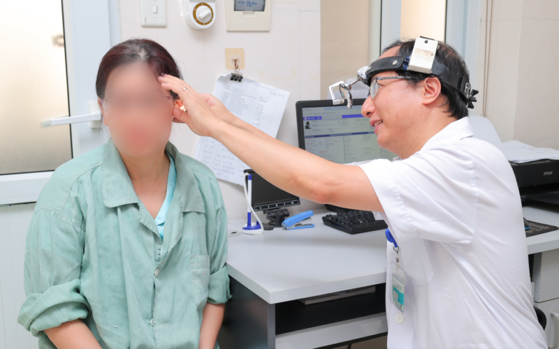 Người phụ nữ nghe kém suốt 2 năm, nguy cơ điếc nặng, bác sĩ phát hiện bị xốp xơ tai