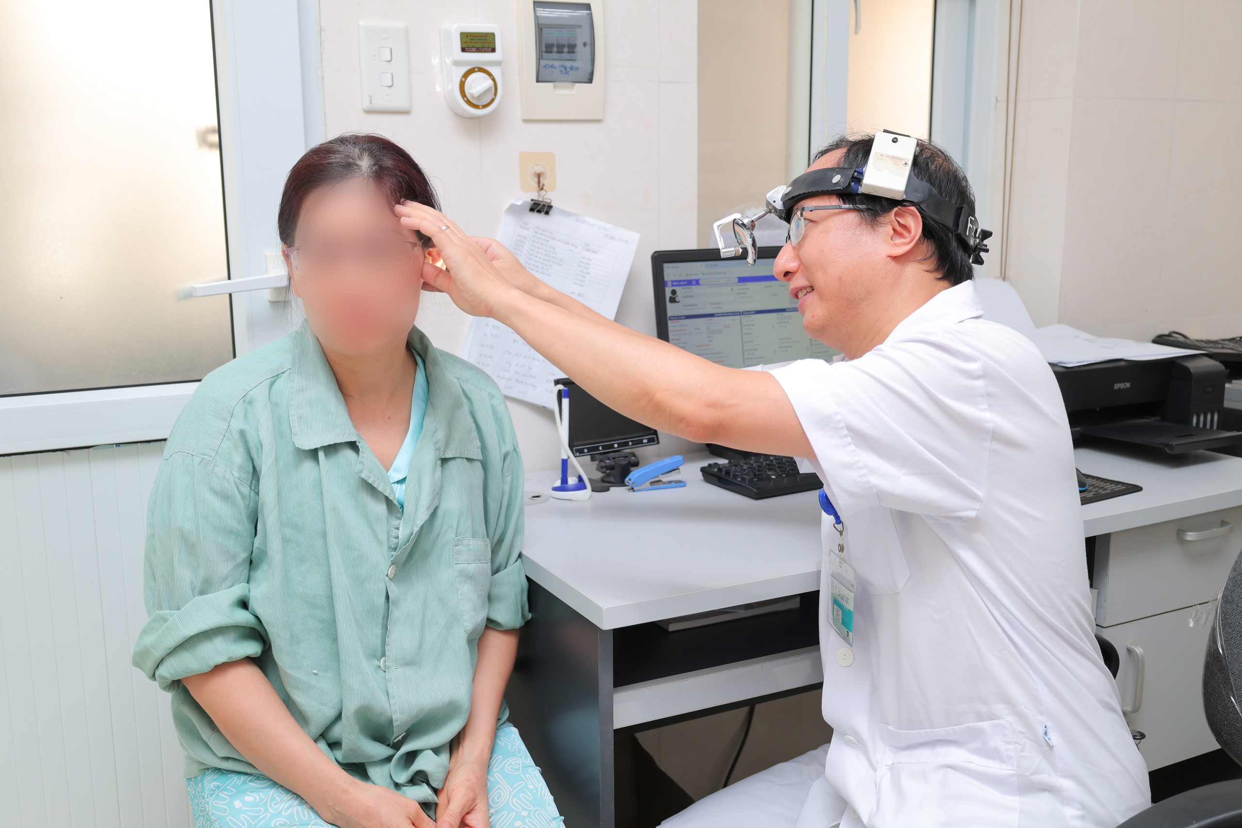 Người phụ nữ nghe kém suốt 2 năm, nguy cơ điếc nặng, bác sĩ phát hiện bị xốp xơ tai- Ảnh 1.