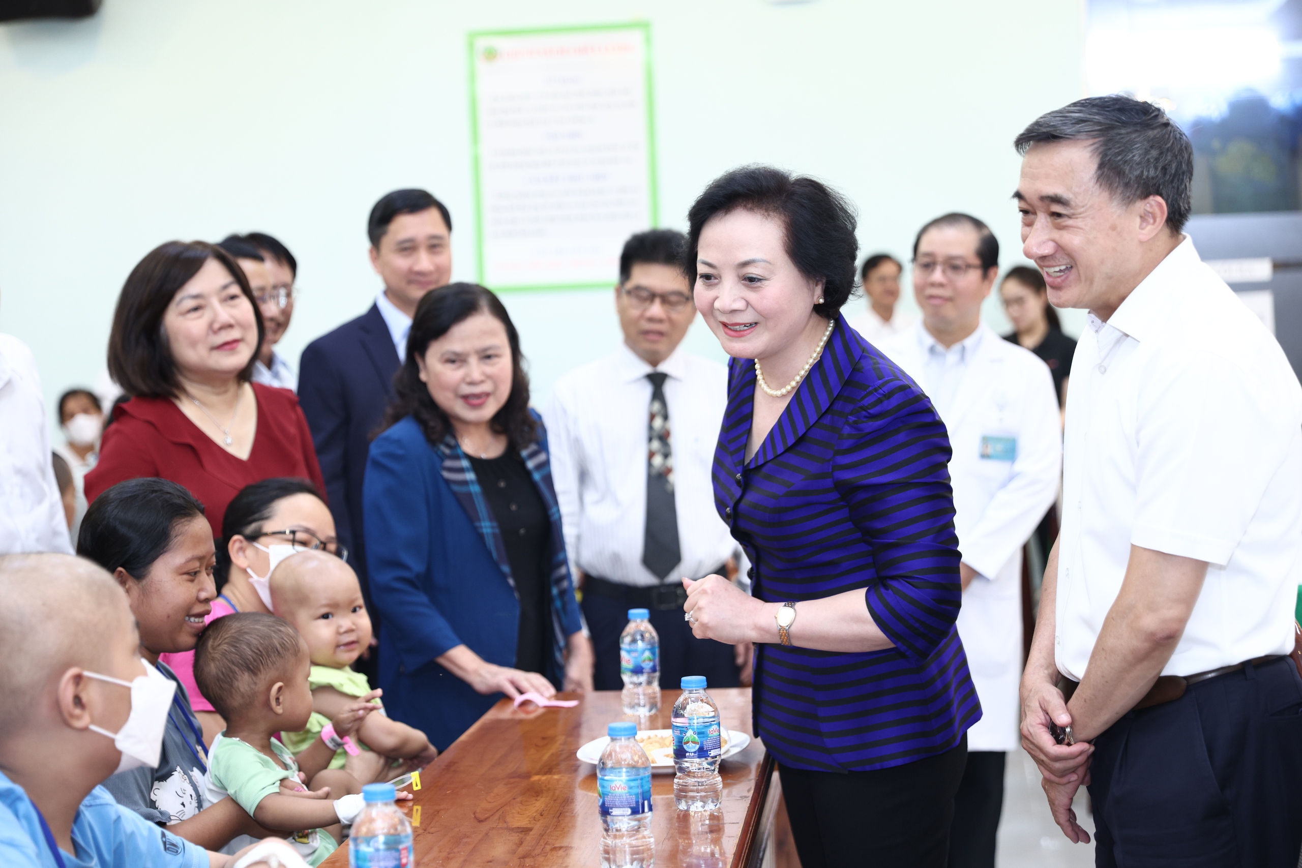 Phó Thủ tướng Phạm Thị Thanh Trà xúc động khi đến thăm các bệnh nhi tại giường bệnh- Ảnh 5.