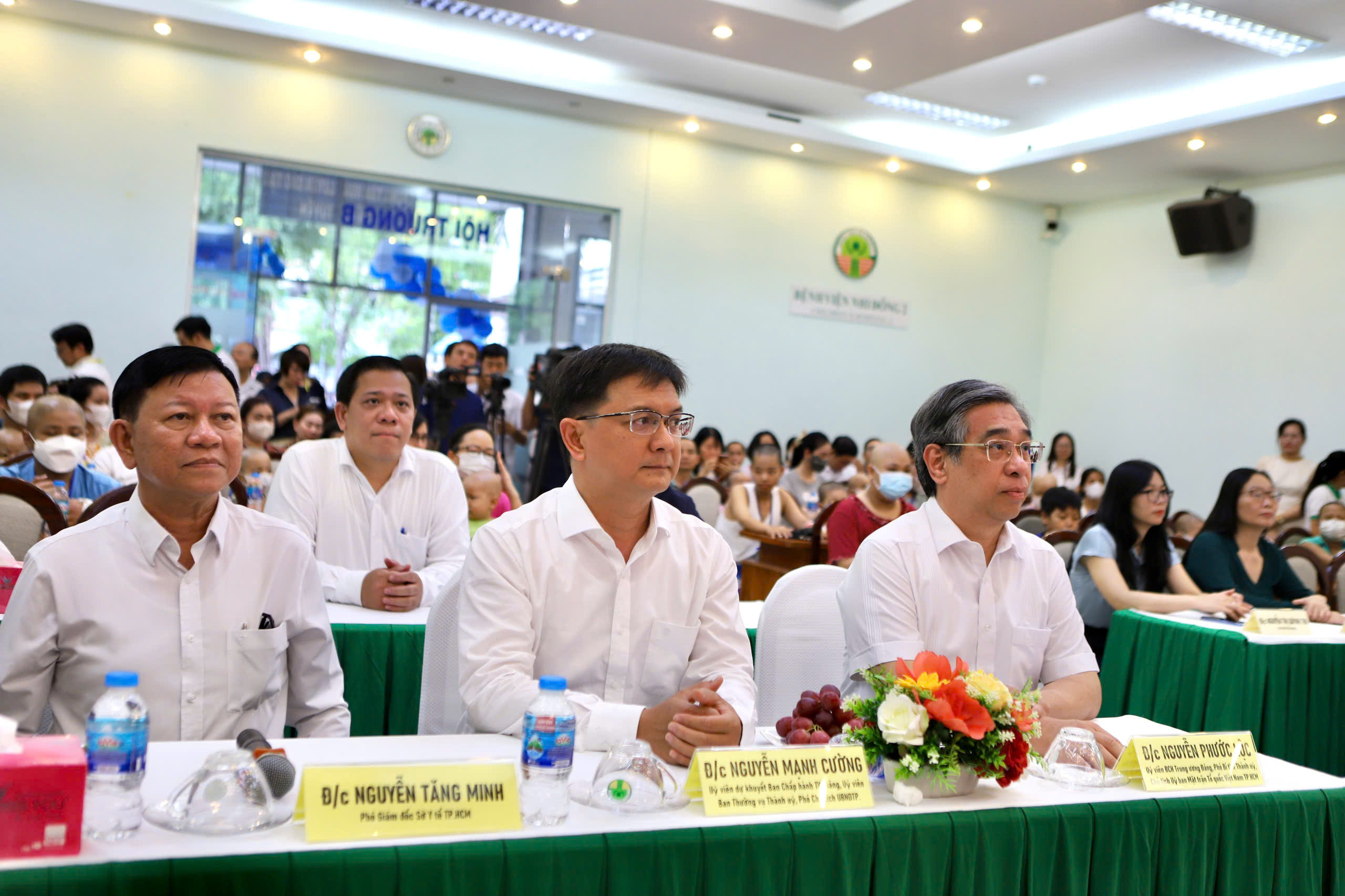 Phó Thủ tướng Phạm Thị Thanh Trà xúc động khi đến thăm các bệnh nhi tại giường bệnh- Ảnh 2.