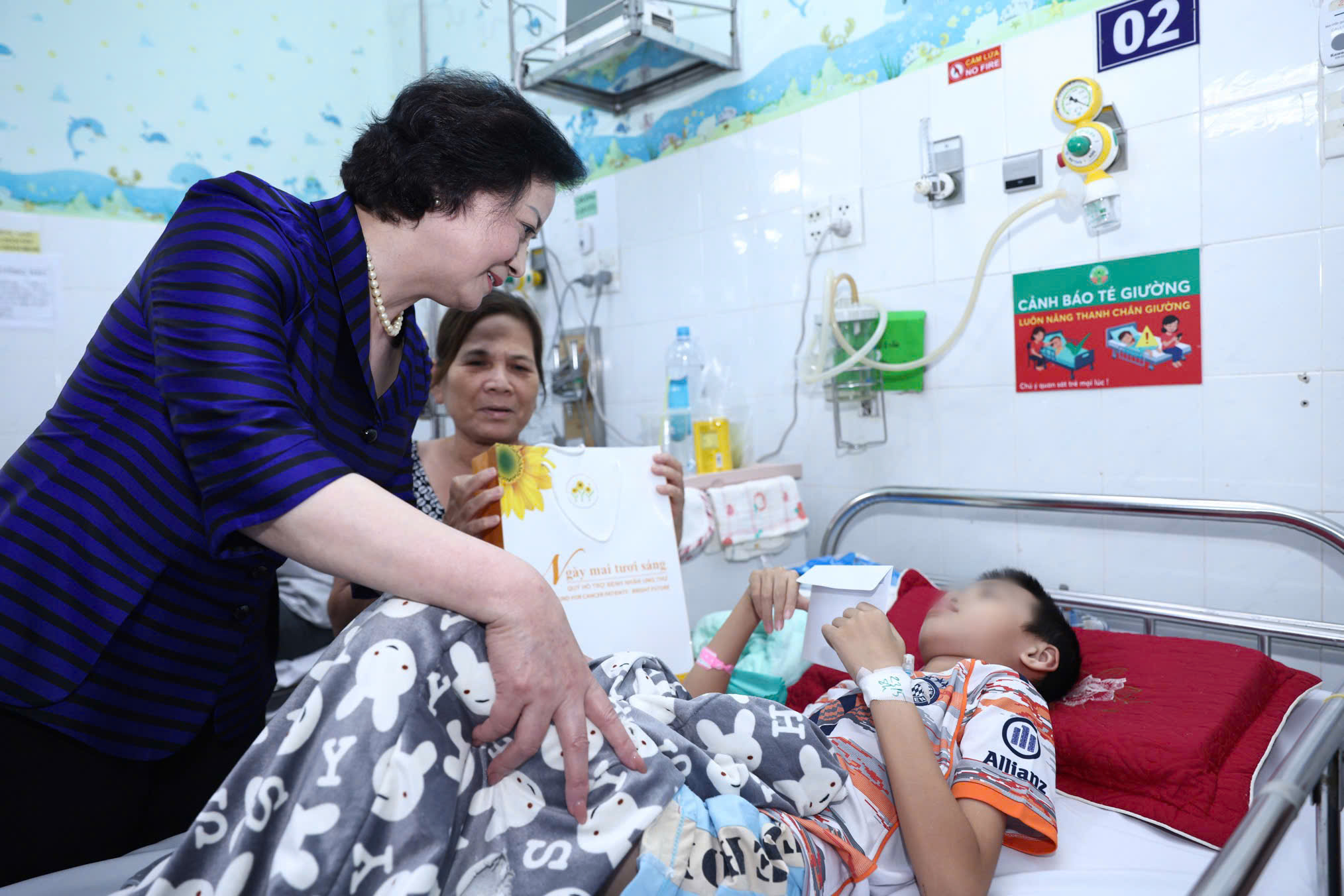 Phó Thủ tướng Phạm Thị Thanh Trà xúc động khi đến thăm các bệnh nhi tại giường bệnh- Ảnh 10.