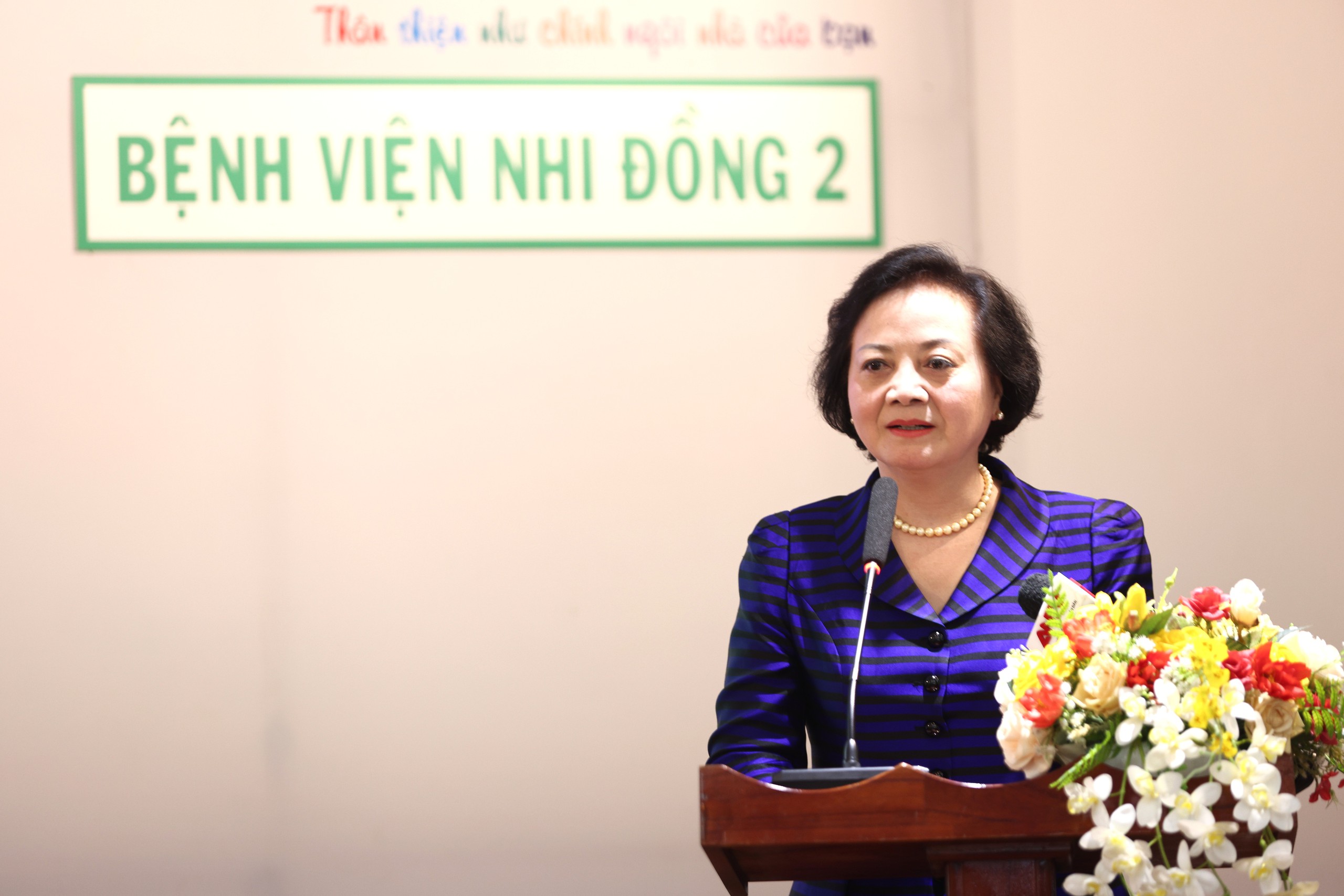 Phó Thủ tướng Phạm Thị Thanh Trà xúc động khi đến thăm các bệnh nhi tại giường bệnh- Ảnh 3.