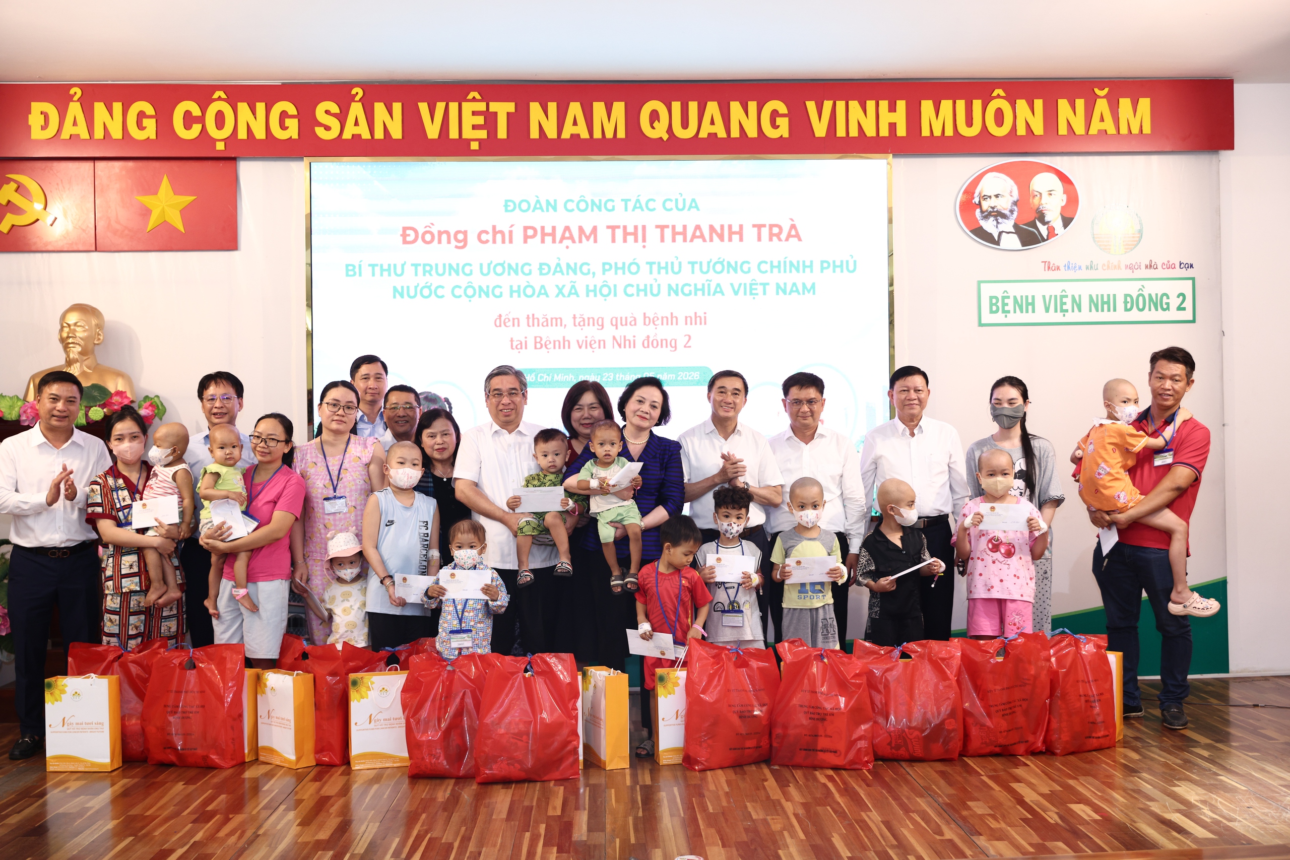 Phó Thủ tướng Phạm Thị Thanh Trà xúc động khi đến thăm các bệnh nhi tại giường bệnh- Ảnh 4.