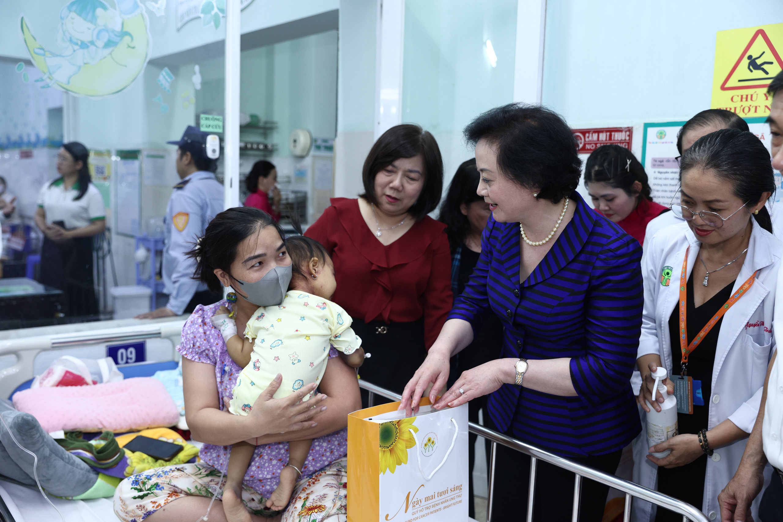 Phó Thủ tướng Phạm Thị Thanh Trà xúc động khi đến thăm các bệnh nhi tại giường bệnh- Ảnh 7.