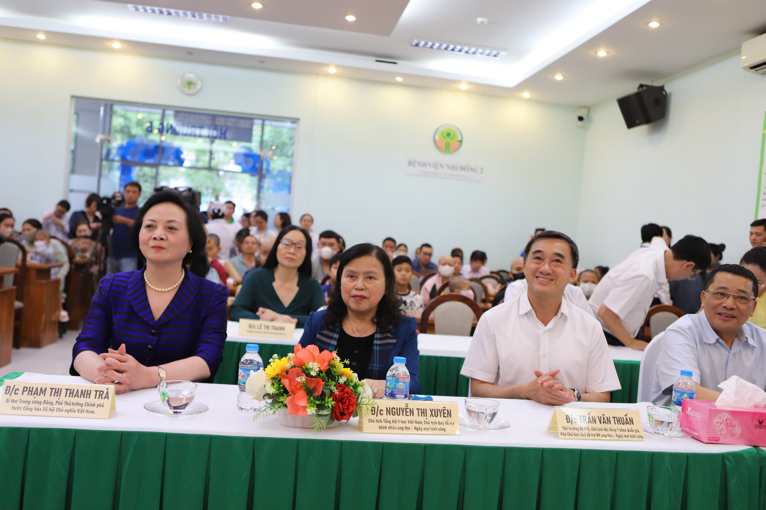 Phó Thủ tướng Phạm Thị Thanh Trà xúc động khi đến thăm các bệnh nhi tại giường bệnh- Ảnh 1.