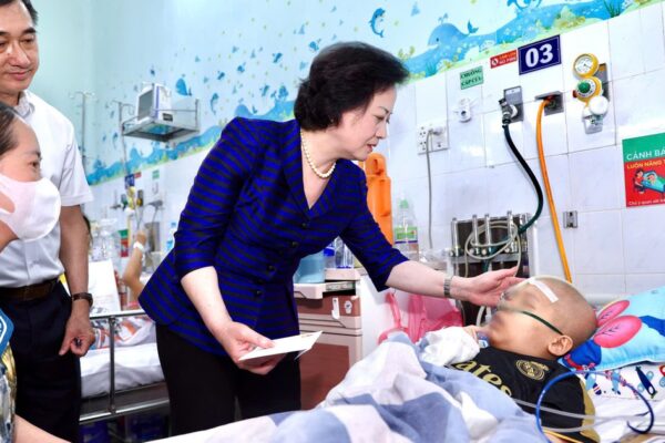 Phó Thủ tướng Phạm Thị Thanh Trà xúc động khi đến thăm các bệnh nhi tại giường bệnh
