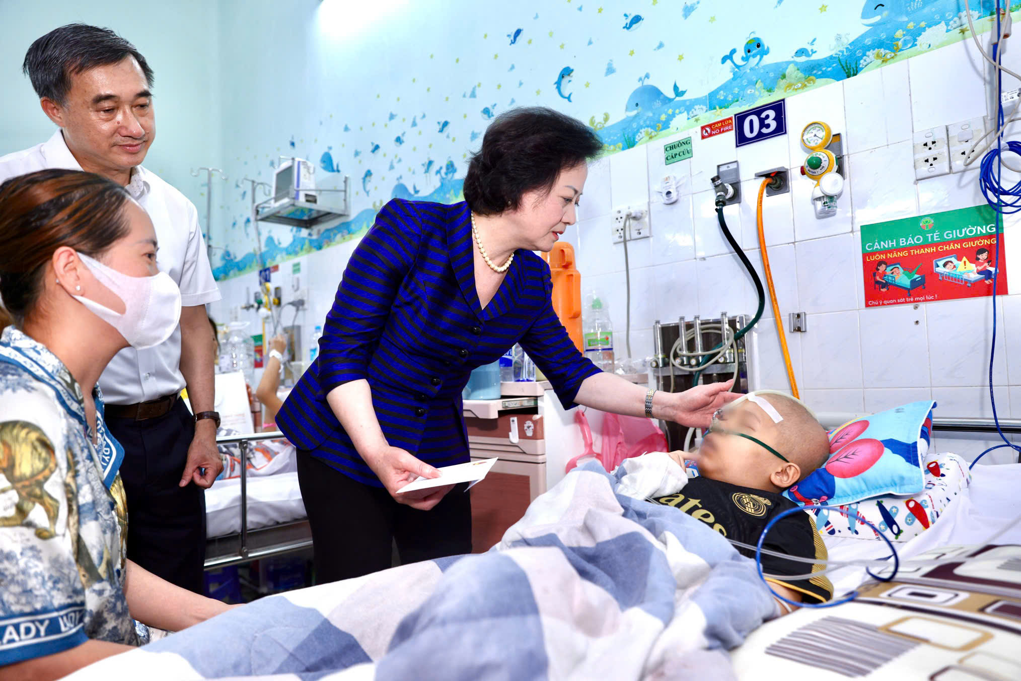 Phó Thủ tướng Phạm Thị Thanh Trà xúc động khi đến thăm các bệnh nhi tại giường bệnh- Ảnh 6.