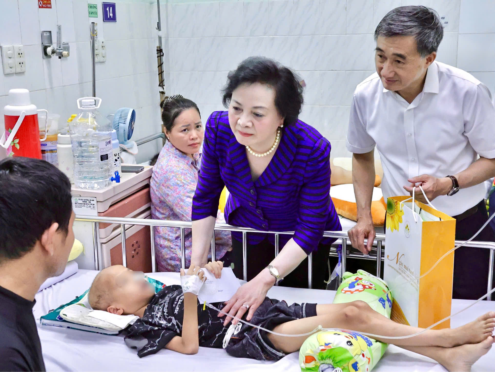 Phó Thủ tướng Phạm Thị Thanh Trà xúc động khi đến thăm các bệnh nhi tại giường bệnh- Ảnh 8.