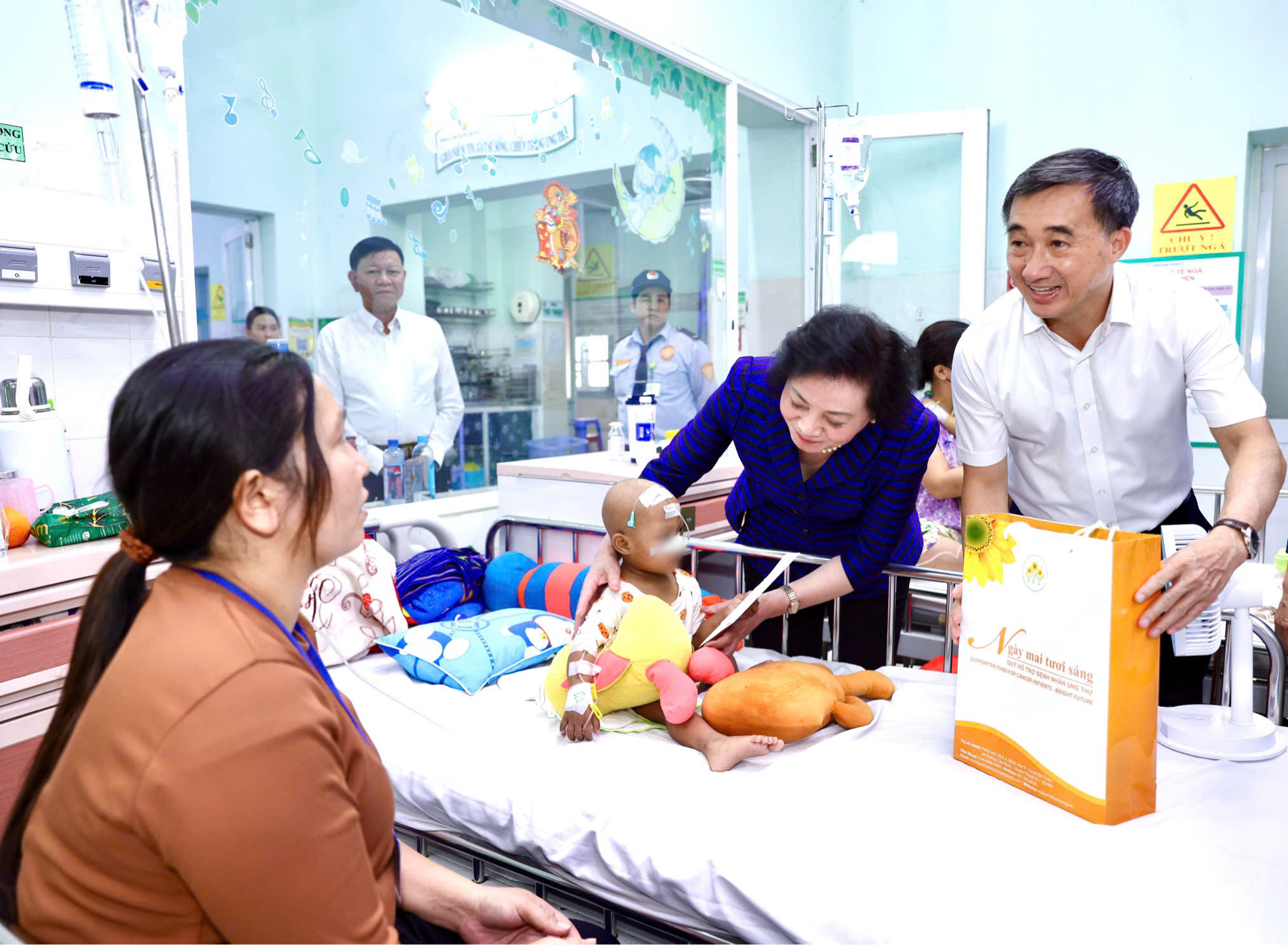 Phó Thủ tướng Phạm Thị Thanh Trà xúc động khi đến thăm các bệnh nhi tại giường bệnh- Ảnh 9.