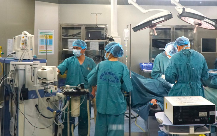 Sau ăn cá người đàn ông 46 tuổi bị mắc lưỡi câu sâu trong thực quản- Ảnh 2.