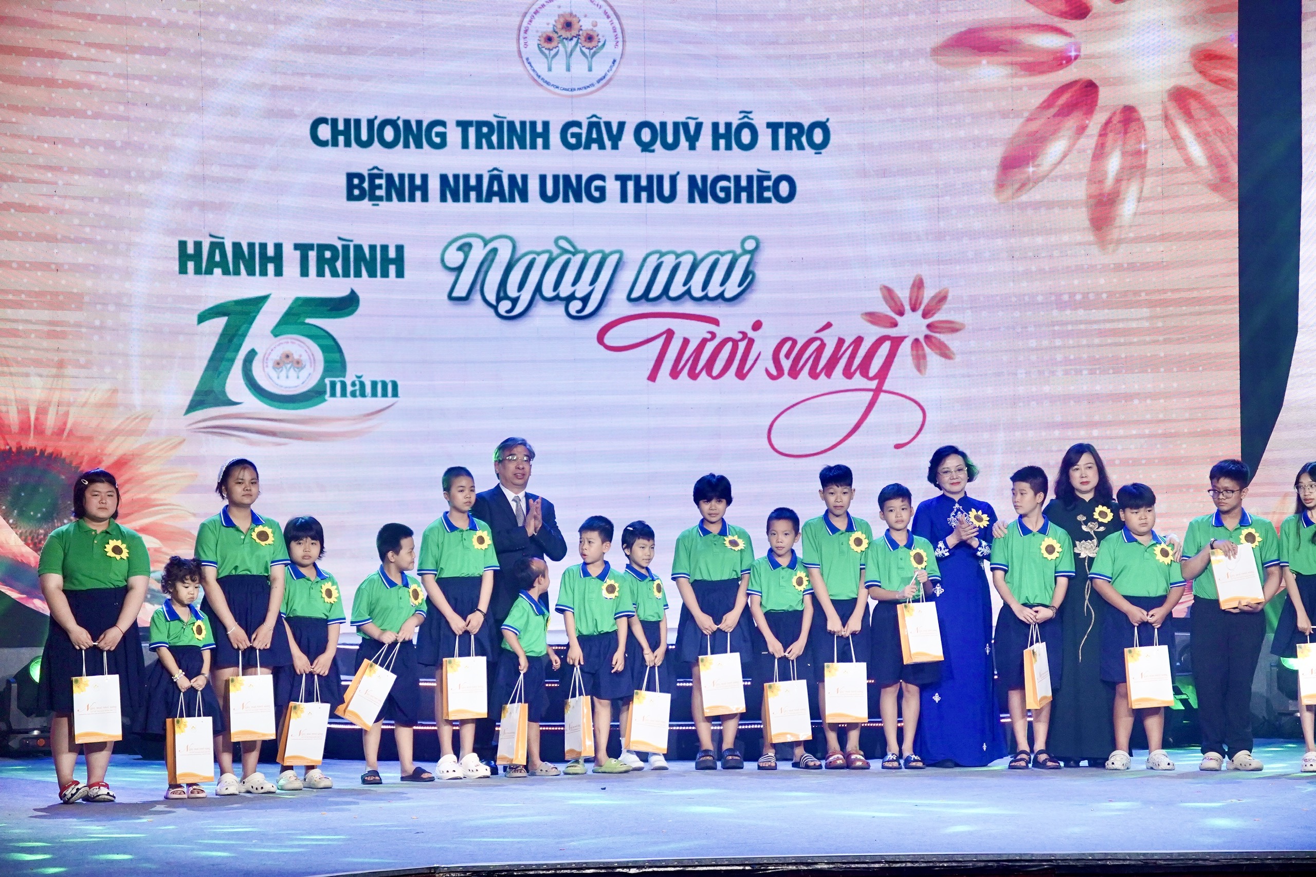 Phó Thủ tướng Phạm Thị Thanh Trà: Không để bệnh nhân ung thư nghèo đơn độc trong cuộc chiến giành sự sống- Ảnh 3.