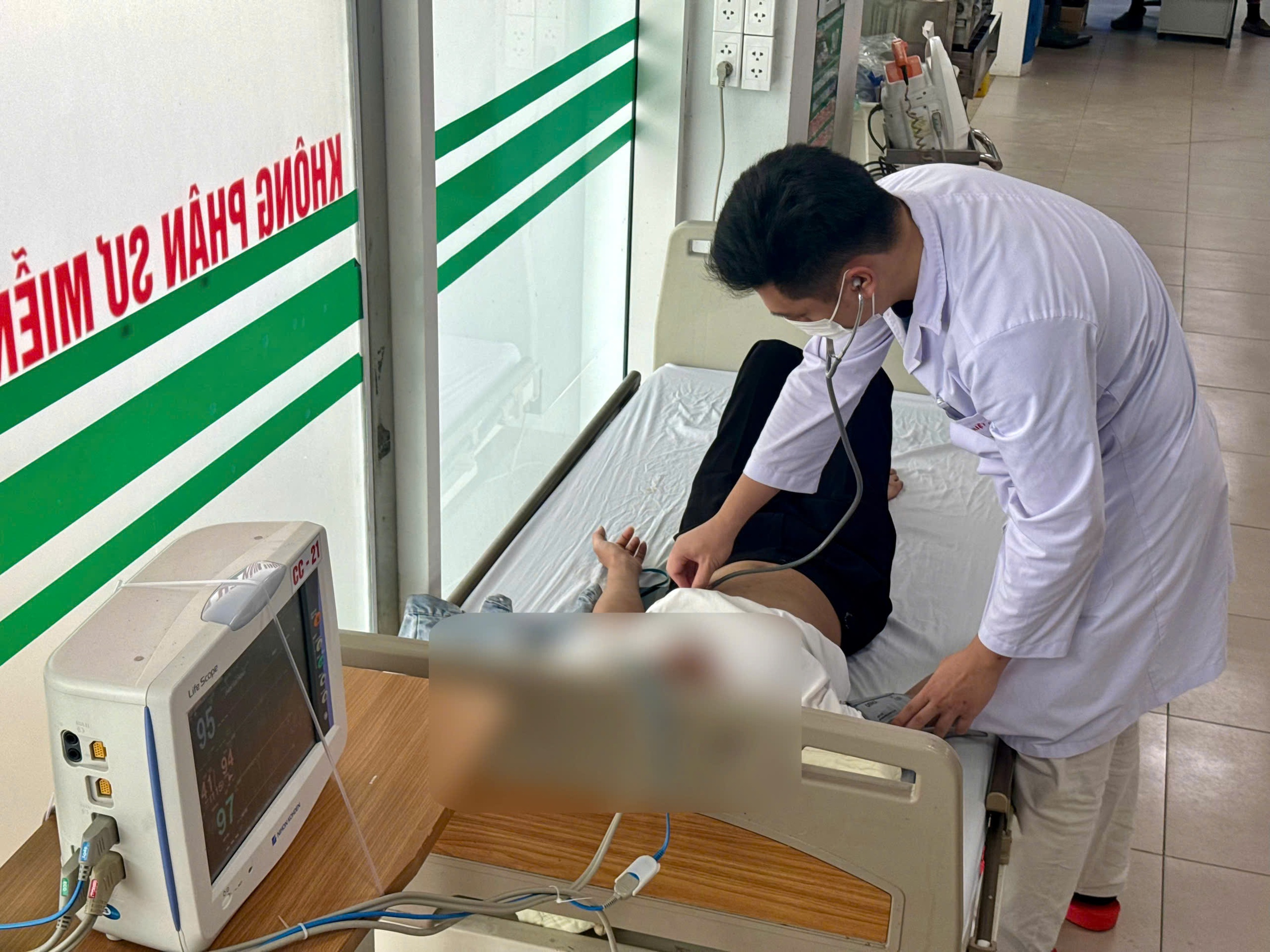 say-nang1-17798714021152014802978 Shipper ngất xỉu, va chạm với ô tô do say nắng- Ảnh 1.