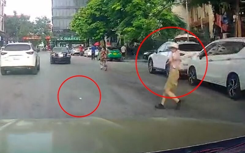 Người phụ nữ lao thẳng vào đầu ô tô chỉ để nhặt quả xoài rụng