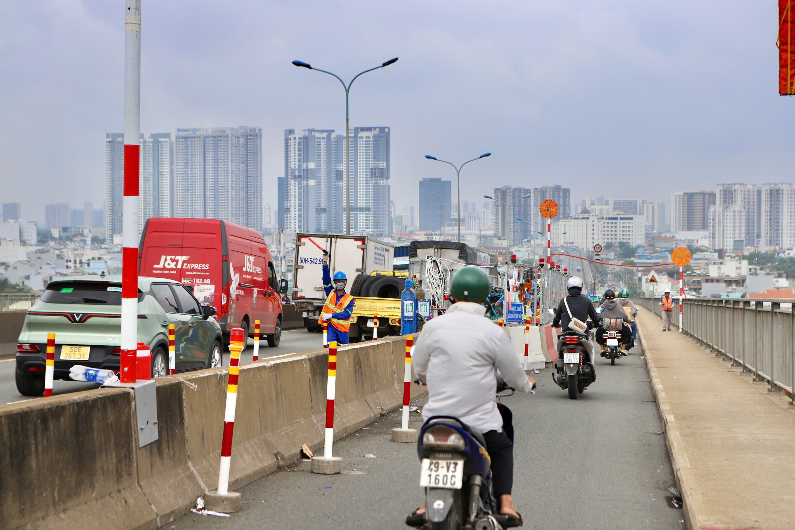 TPHCM sửa chữa cầu Phú Mỹ: Phân luồng từ xa, giao thông vẫn ổn định- Ảnh 1.