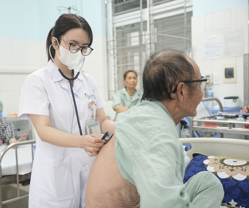 Gắp thành công dị vật phế quản ở vị trí hiếm gặp- Ảnh 2.