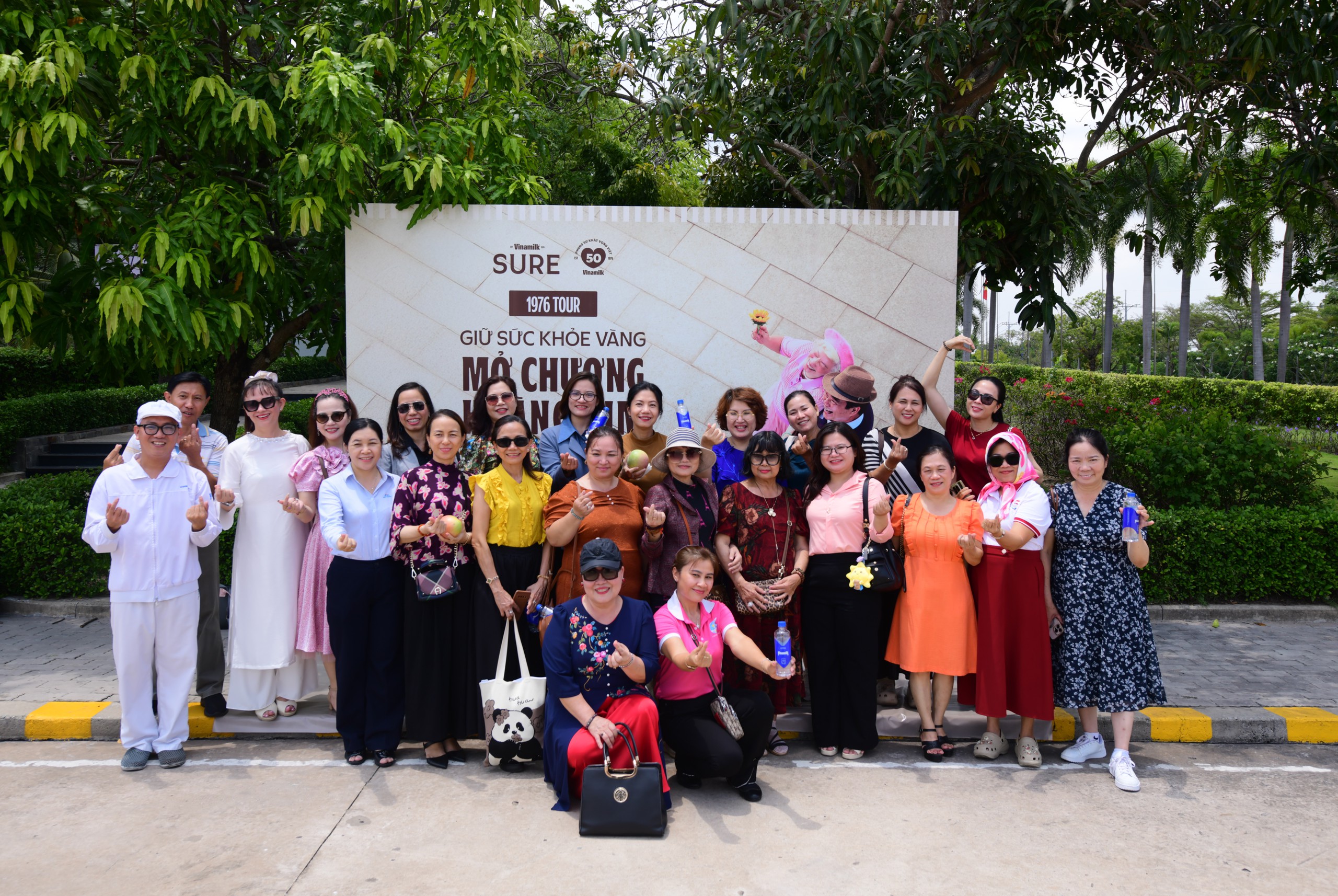 sure-tour-hcm-01-1781059422274131690340 Vinamilk đón thế hệ 'đồng niên' tham quan nhà máy với lời hứa chăm sóc sức khỏe bằng dinh dưỡng chất lượng- Ảnh 1.