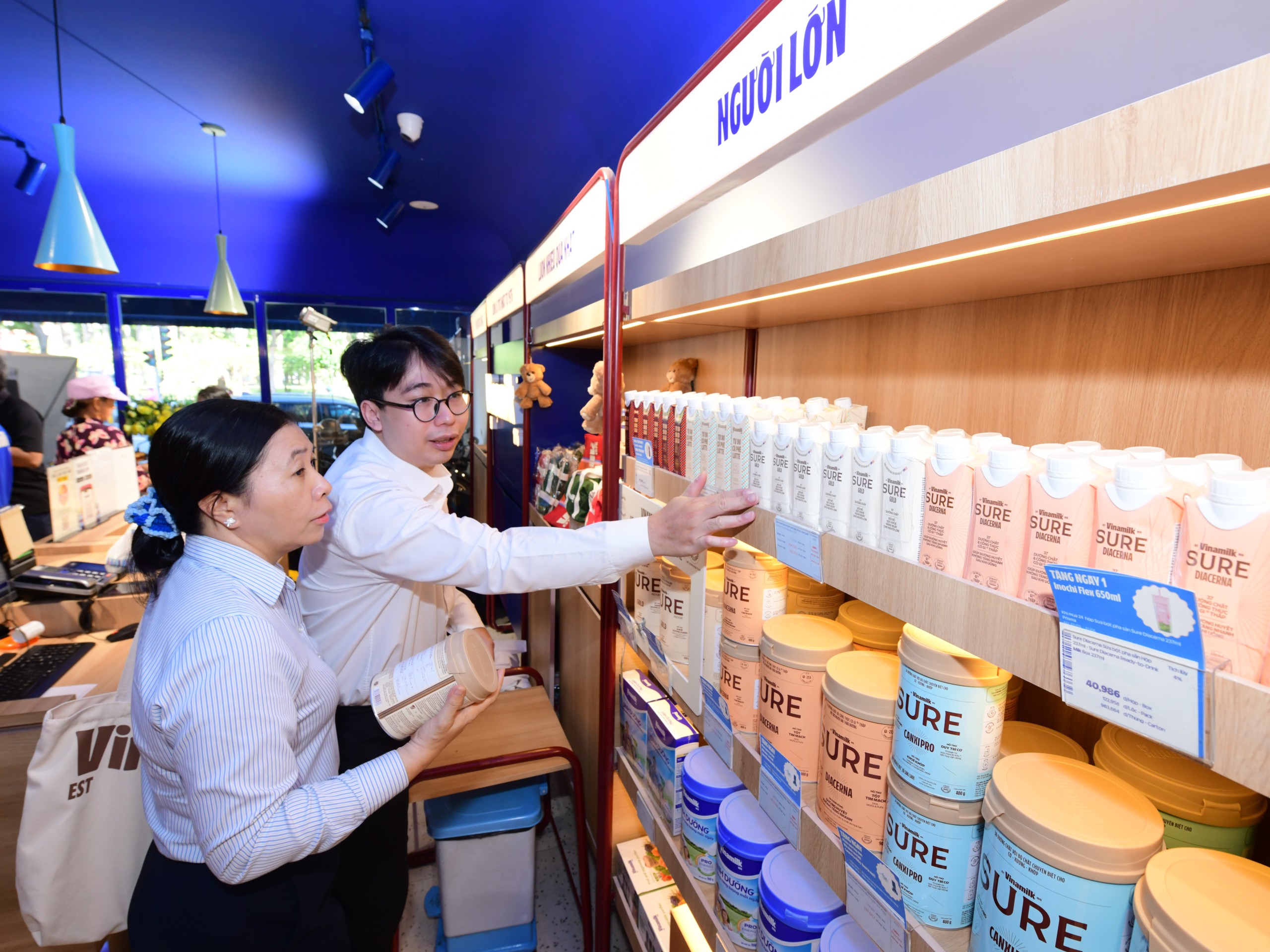 sure-tour-hcm-06-17810594232731889985116 Vinamilk đón thế hệ 'đồng niên' tham quan nhà máy với lời hứa chăm sóc sức khỏe bằng dinh dưỡng chất lượng- Ảnh 6.