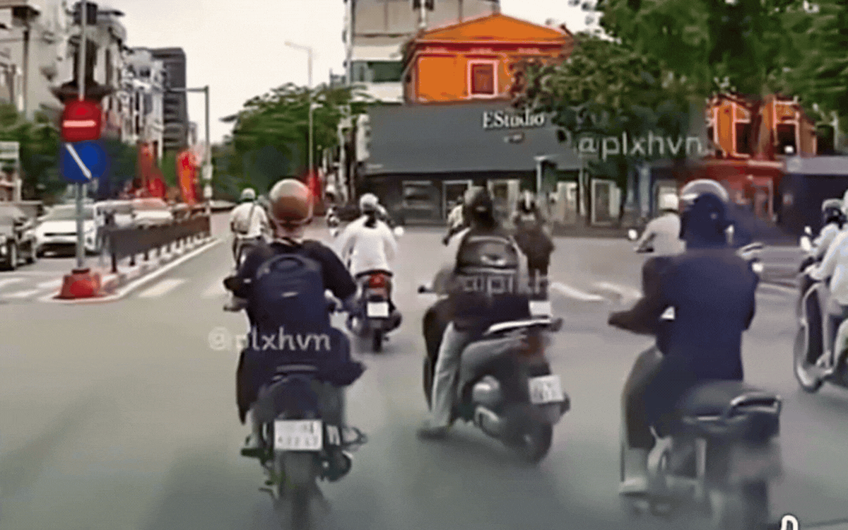 tai-nan-giao-thong-ha-noi-1779849620923231300233-1 Cô gái phóng xe tạt đầu khiến loạt xe máy ngã liên hoàn giữa ngã tư - Ảnh 2.
