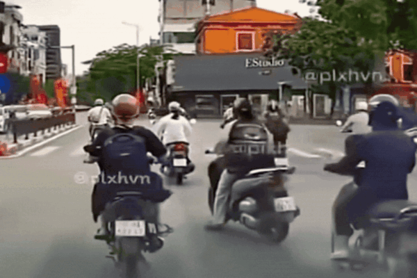 Cô gái phóng xe tạt đầu khiến loạt xe máy ngã liên hoàn giữa ngã tư