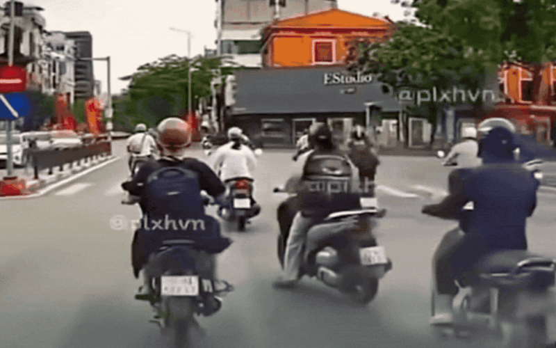 Cô gái phóng xe tạt đầu khiến loạt xe máy ngã liên hoàn giữa ngã tư