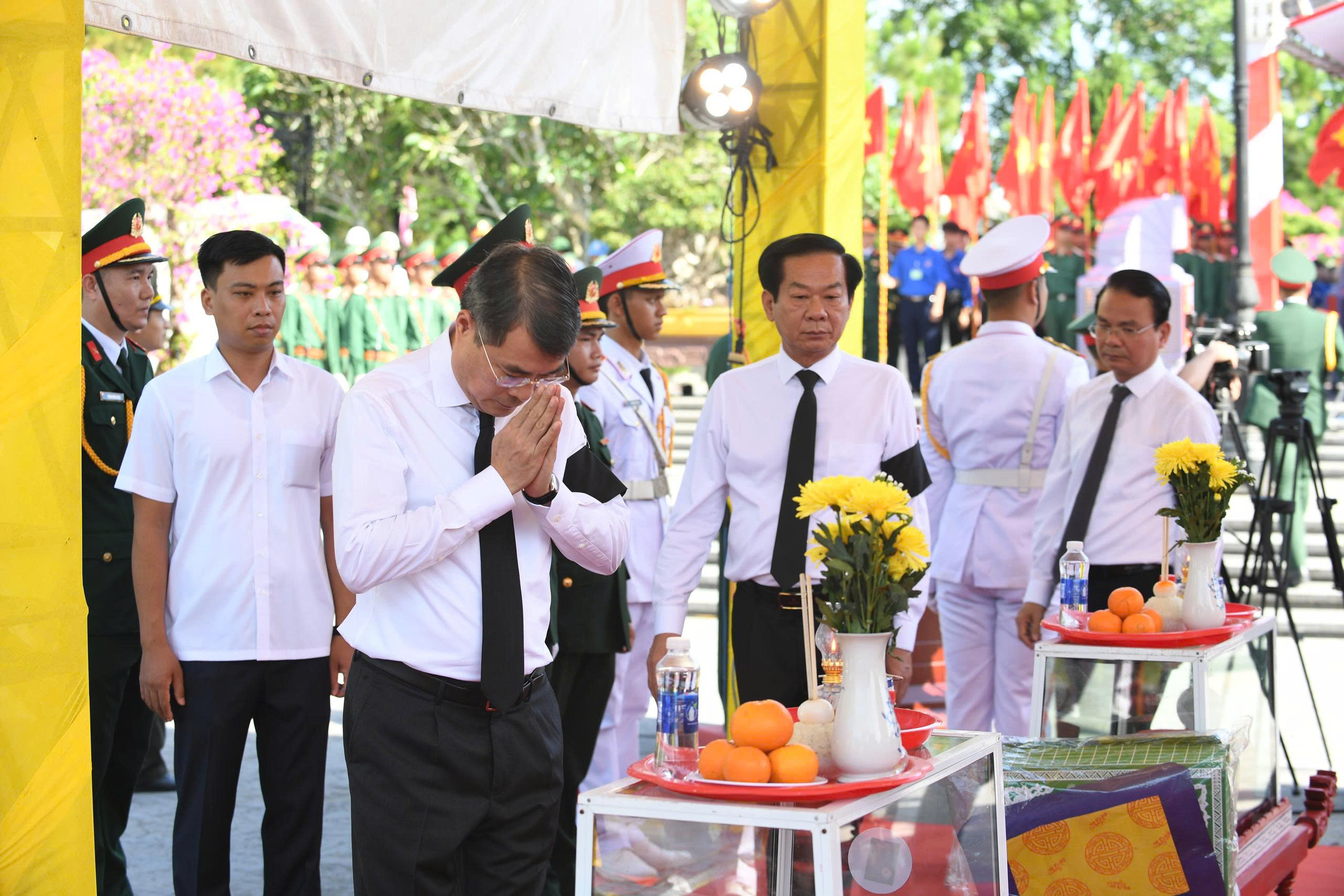 Thủ tướng Lê Minh Hưng dự lễ an táng 28 hài cốt liệt sĩ quân tình nguyện tại Quảng Trị- Ảnh 2.