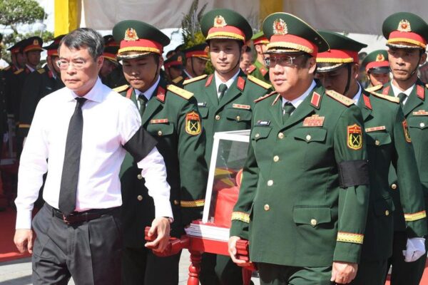 Thủ tướng Lê Minh Hưng dự lễ an táng 28 hài cốt liệt sĩ quân tình nguyện tại Quảng Trị