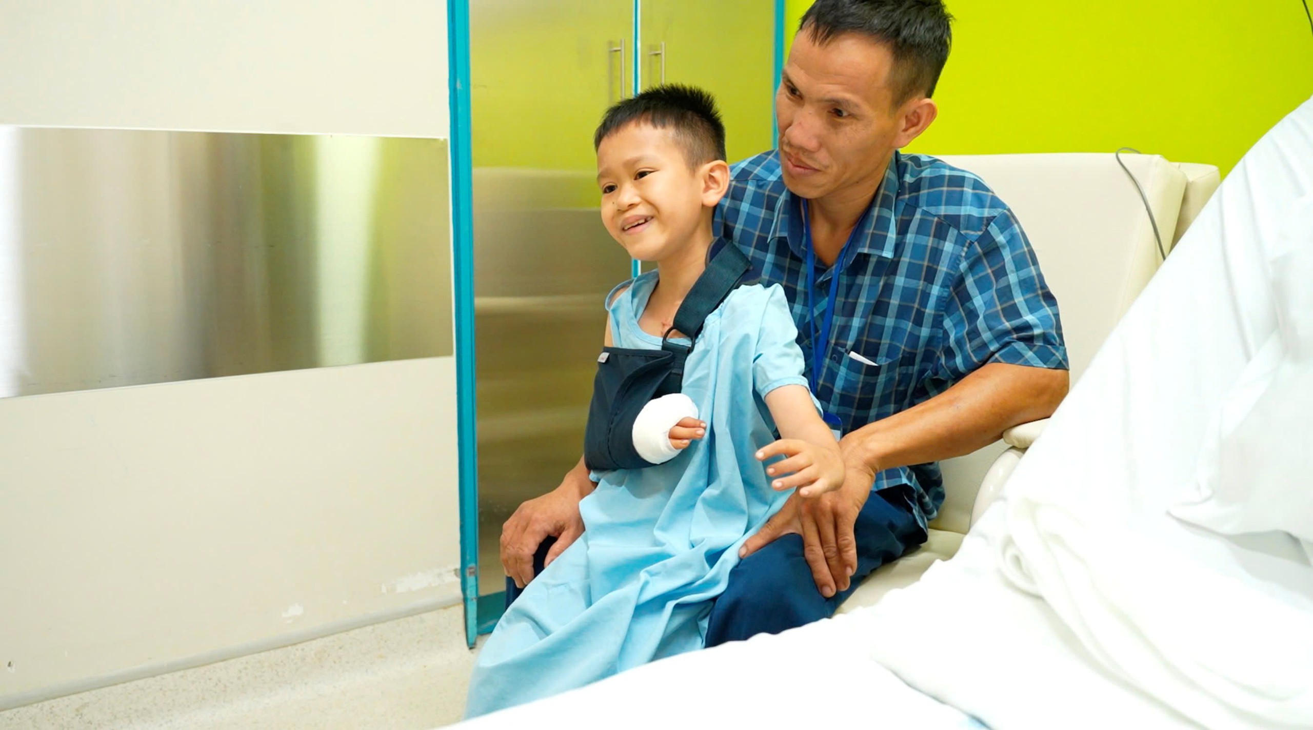 thumbbe-le-duy-quang-hat-sau-mo-1781508510420292047821 Cậu bé hát dân ca trong phòng mổ và hành trình hơn 10 năm đi tìm đôi tay lành lặn- Ảnh 1.
