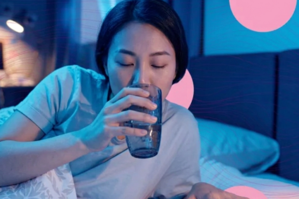 Uống nước trước khi ngủ: Lợi ích và tác hại cần biết