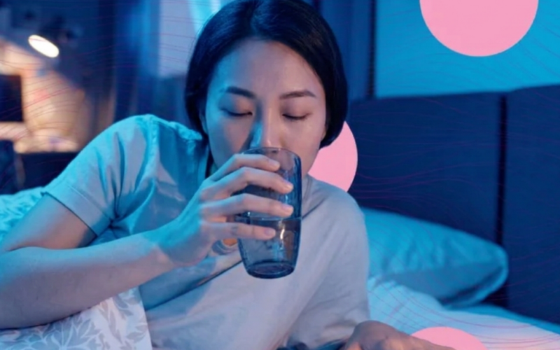 Uống nước trước khi ngủ: Lợi ích và tác hại cần biết