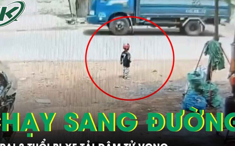 Khoảnh khắc bé trai 3 tuổi bị xe tải đâm tử vong khi bất ngờ chạy sang đường