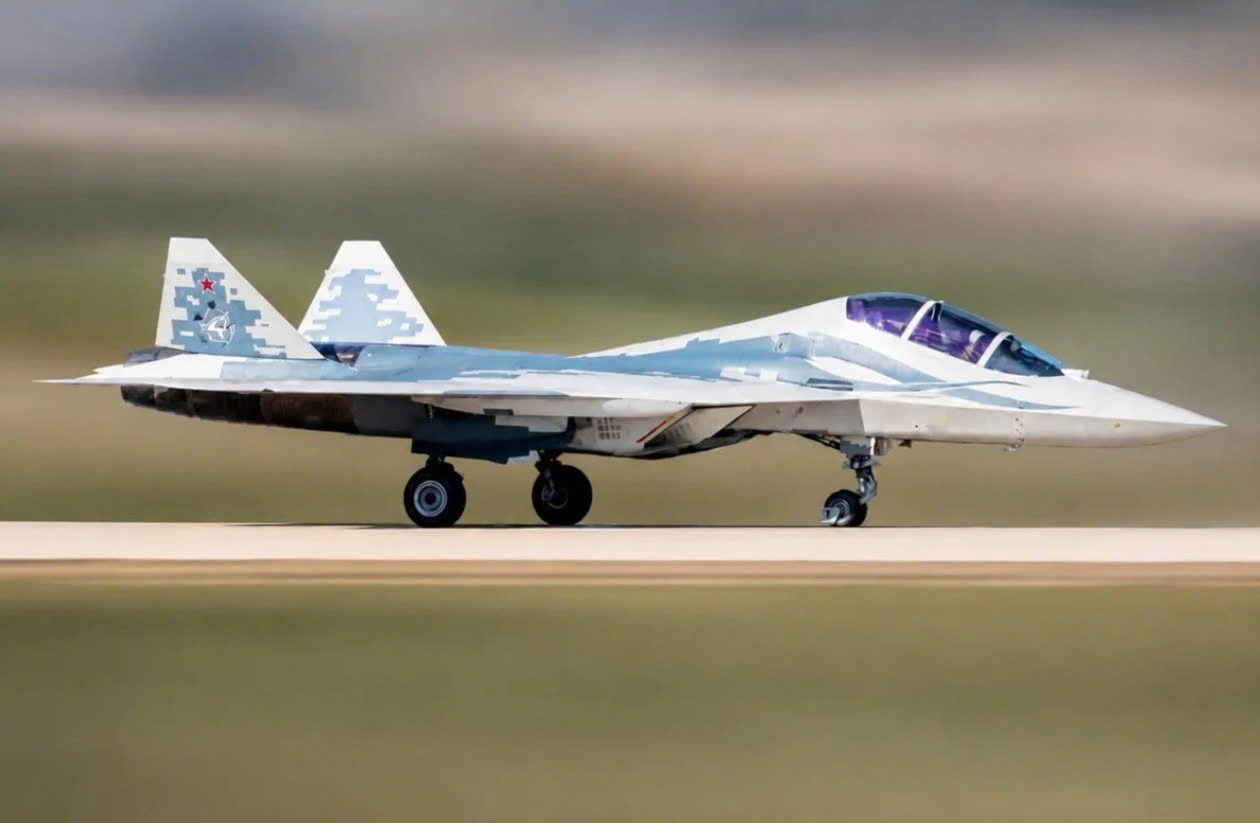 tiem-kich-su-57-nga-17790710788391816655262-1 Nga ra mắt tiêm kích Su-57 hai chỗ ngồi để 'chiều' đối tác đặc biệt- Ảnh 1.