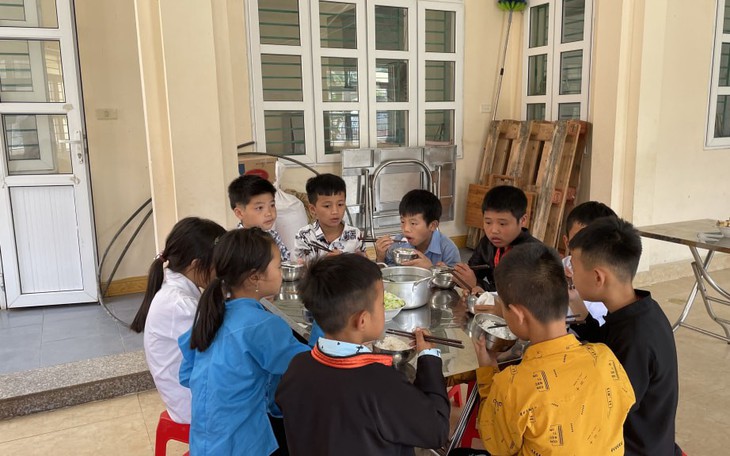 Học sinh nên ăn uống thế nào để không bị mất nước trong ngày hè?- Ảnh 2.