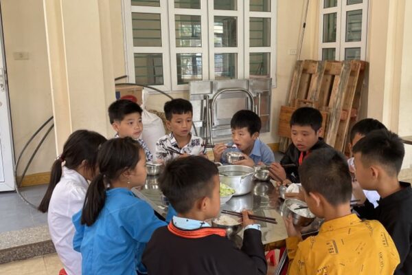 Nhiều mô hình dinh dưỡng học đường được triển khai để cải thiện thể trạng trẻ em Việt Nam
