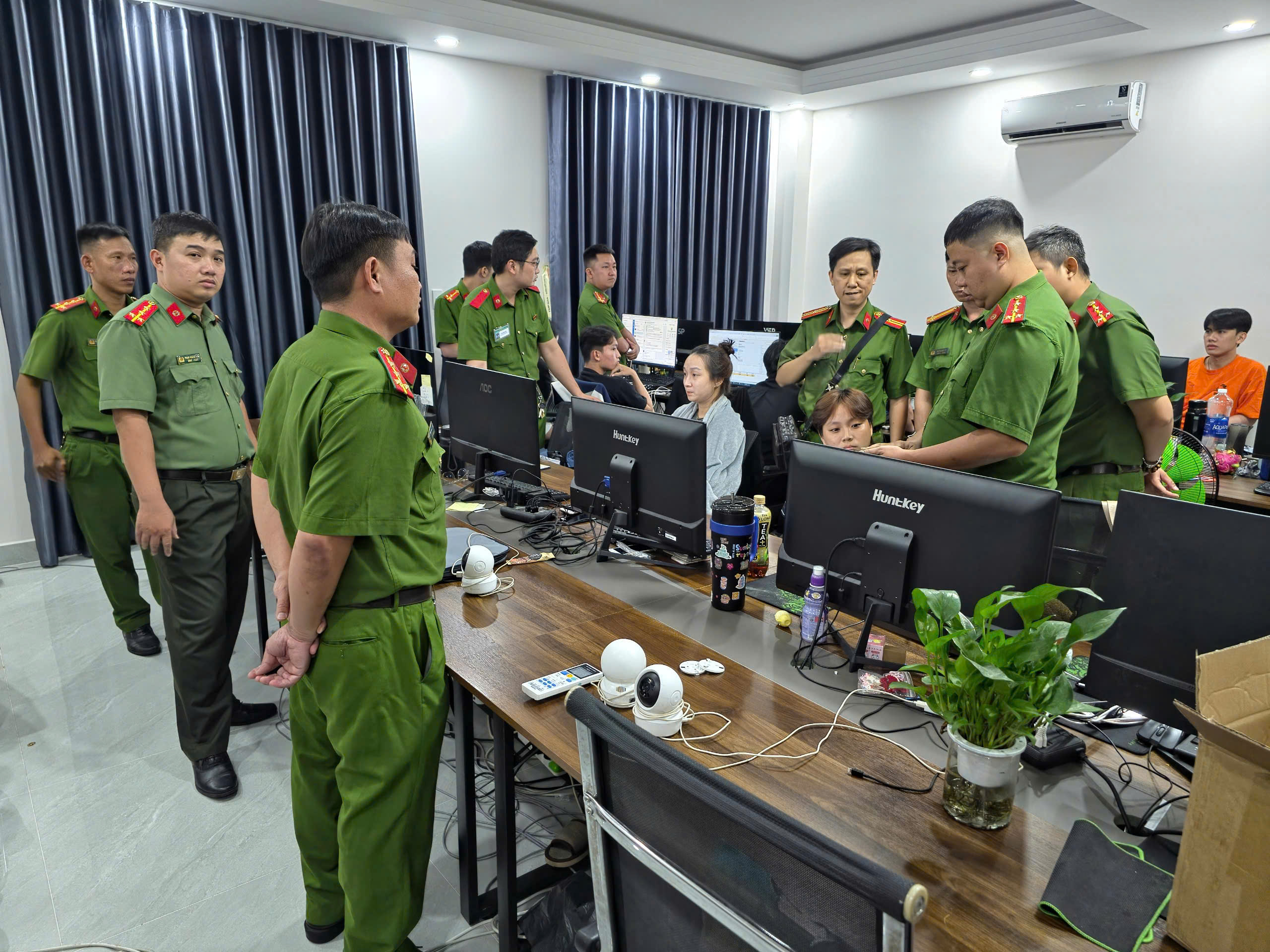 trung-quoc-5-1779849719186381025516 TPHCM liên tiếp phát hiện nhóm người nước ngoài nghi lừa đảo công nghệ cao- Ảnh 5.