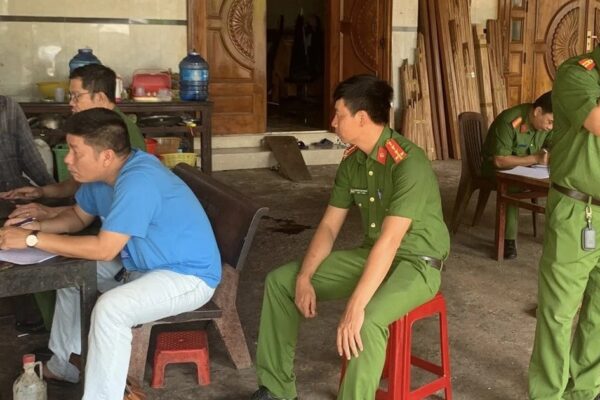 Vợ bàng hoàng phát hiện chồng tử vong trong nhà với con dao cắm trên ngực