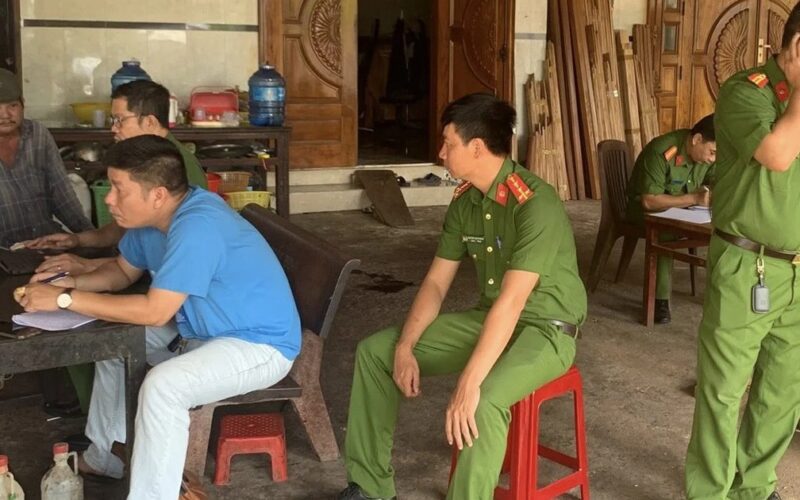 Vợ bàng hoàng phát hiện chồng tử vong trong nhà với con dao cắm trên ngực