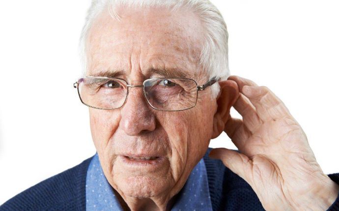 Nghe kém ở người cao tuổi: Không nên xem nhẹ dấu hiệu của tuổi già- Ảnh 3.