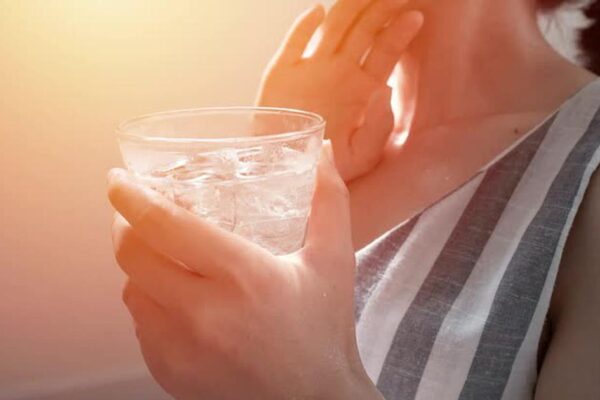 Nắng nóng đỉnh điểm, nhiều người uống nước đá sai cách mà không biết