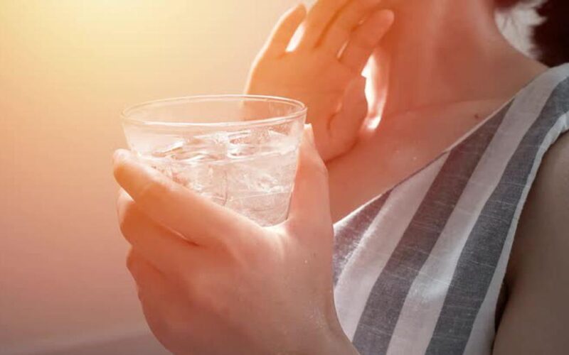 Nắng nóng đỉnh điểm, nhiều người uống nước đá sai cách mà không biết