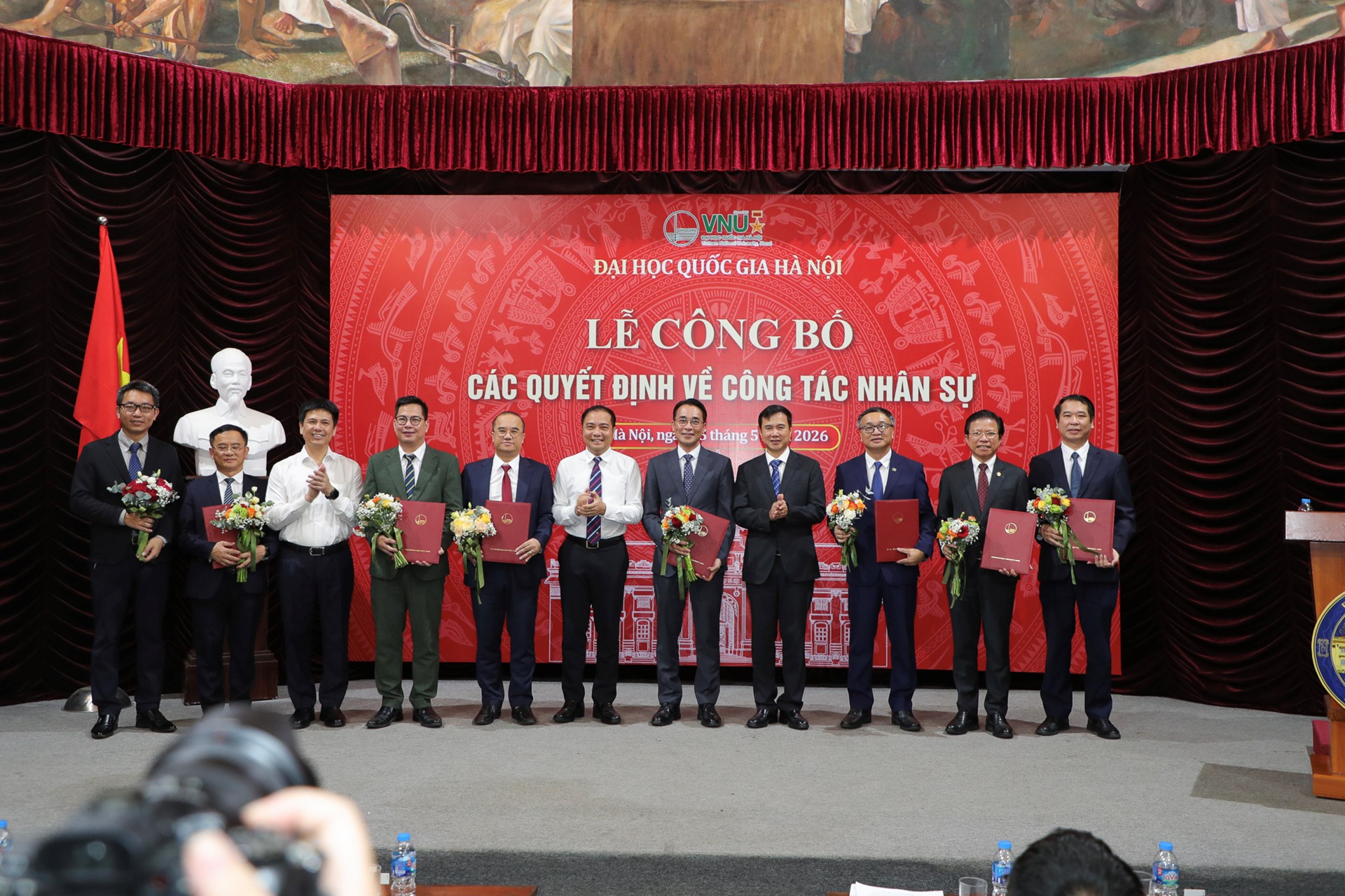 Đại học Quốc gia Hà Nội bổ nhiệm, kiện toàn lãnh đạo nhiều trường thành viên- Ảnh 1.